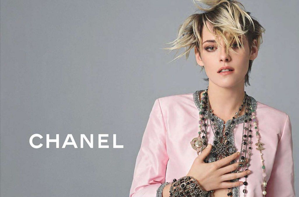 Stewart para Chanel con look Cruella.