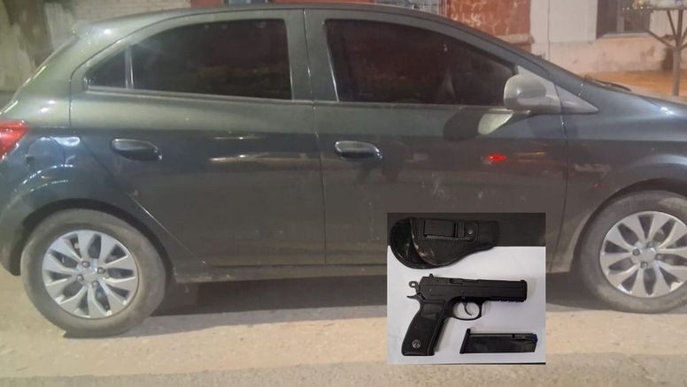 Madrugada en Santa Fe: un arma, dos vehículos secuestrados, un hombre y una mujer detenidos