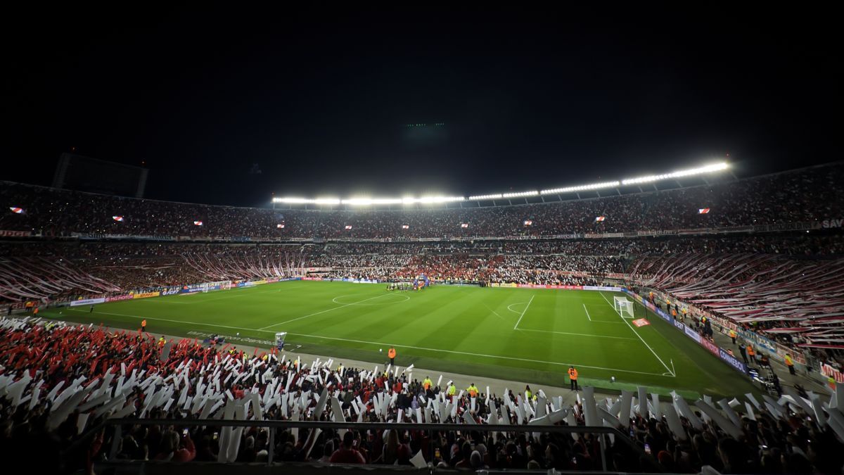 Murió un hincha de River en el Monumental tras la eliminación de la Copa Sudamericana.