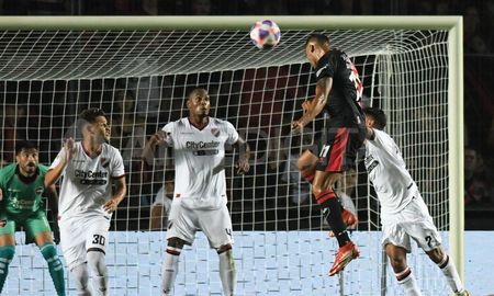 Joaquín Ibáñez puso en ventaja a Colón sobre Newells gracias a un frentazo en el área. Joaquín Ibáñez puso en ventaja a Colón sobre Newells gracias a un frentazo en el área.
