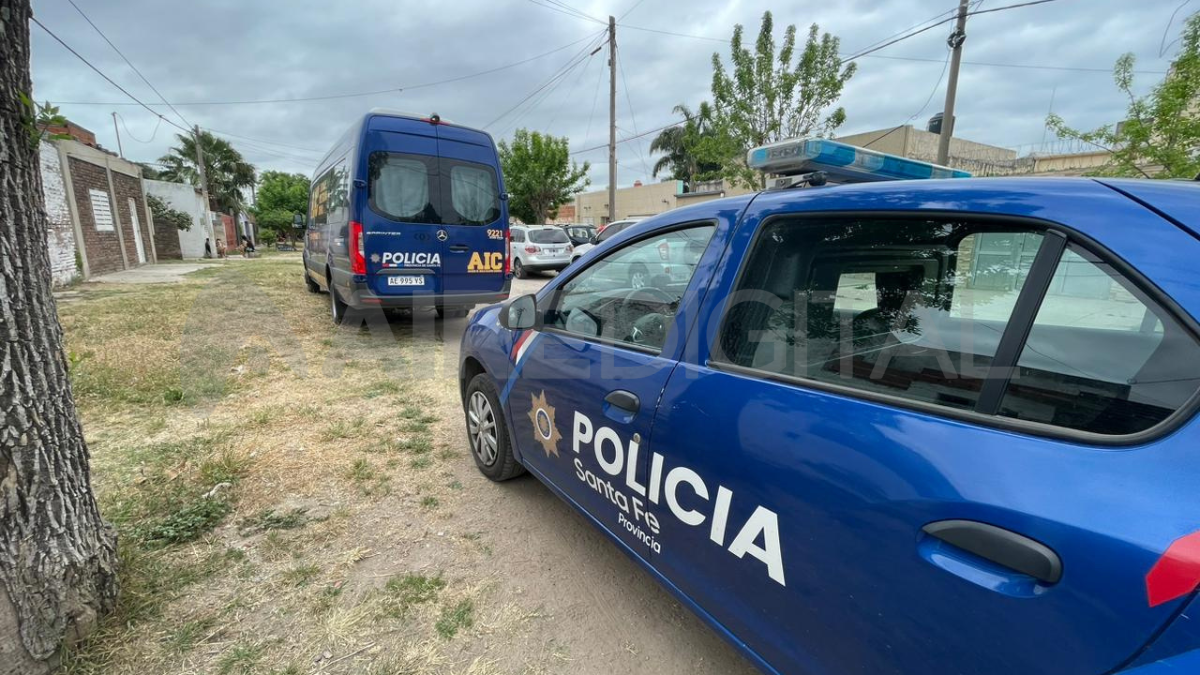 El cuerpo sin vida de un hombre fue encontrado este viernes al mediodía en una vivienda ubicada en La Rioja y Gaboto. El cuerpo sin vida de un hombre fue encontrado este viernes al mediodía en una vivienda ubicada en La Rioja y Gaboto.