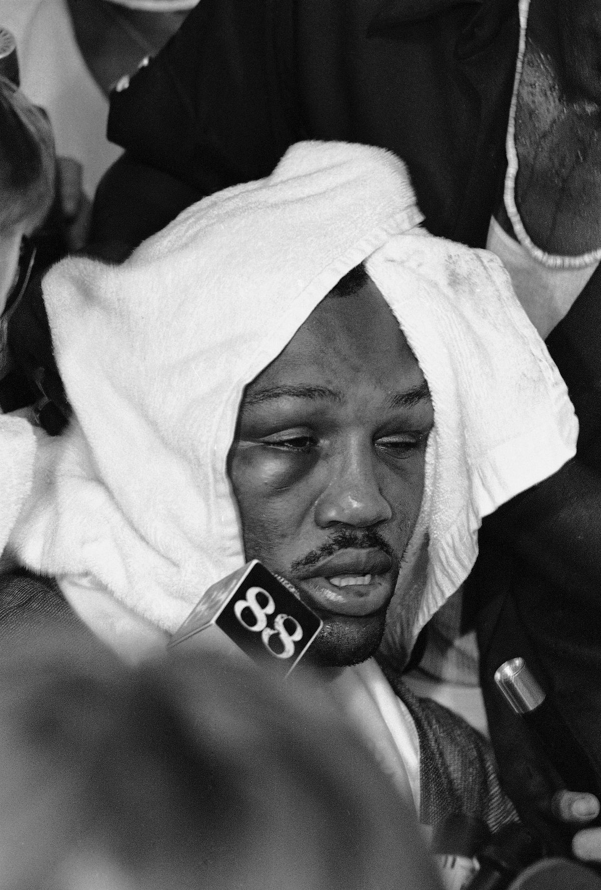 El rostro de Smokin’ Joe muestra las huellas de la durísima batalla que libró con Ali en Manila. Reconociendo su valentía, El Más Grande elogió públicamente a su rival: “Si Dios me eligiera para una guerra santa, pediría combatir al lado de Joe Frazier”, resaltó. El rostro de Smokin’ Joe muestra las huellas de la durísima batalla que libró con Ali en Manila. Reconociendo su valentía, El Más Grande elogió públicamente a su rival: “Si Dios me eligiera para una guerra santa, pediría combatir al lado de Joe Frazier”, resaltó.