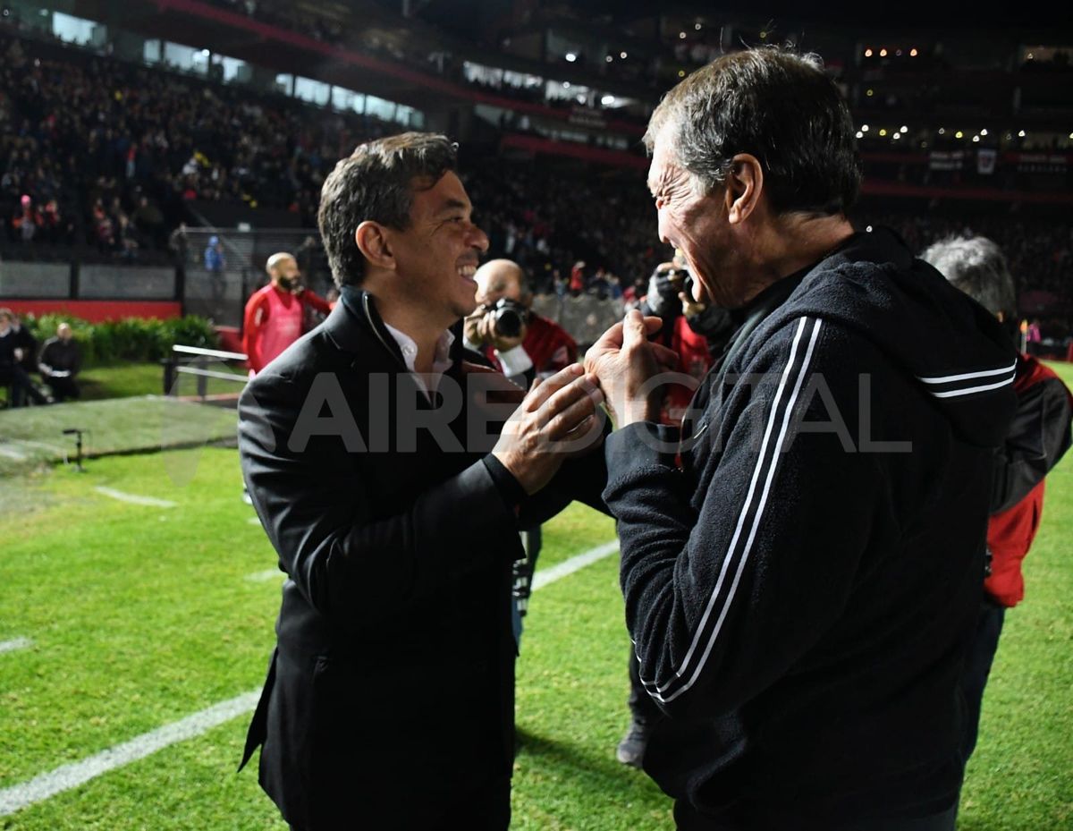 La última visita del Muñeco a la cancha de Colón fue en junio de 2022. El saludo con el entonces DT sabalero, Julio César Falcioni.