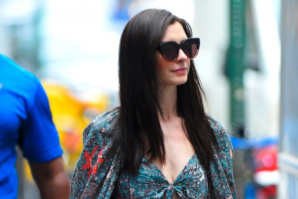 Anne Hathaway tiene las claves para llevar un maxivestido en tendencia