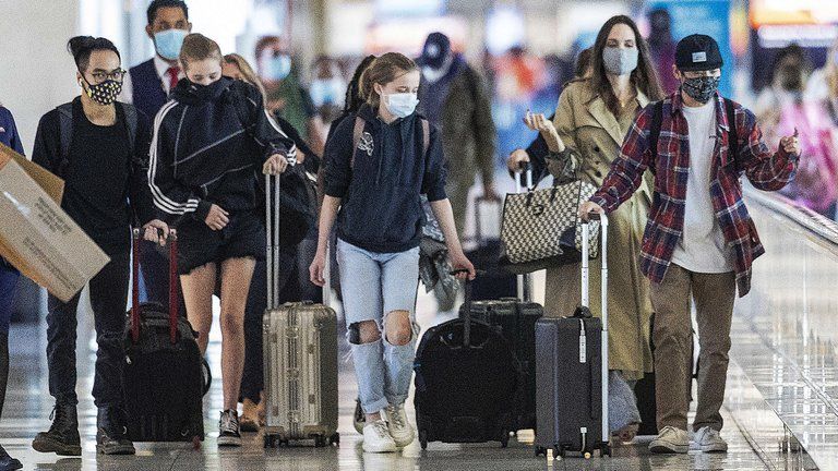 Angelina Jolie tiene la custodia compartida con Brad Pitt por sus hijos.