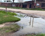 Vecinos de la zona de Diagonal Aguado y French, en el norte de la ciudad de Santa Fe, denuncian problemas de drenaje, caños rotos y calles con desniveles que provocan anegamientos.