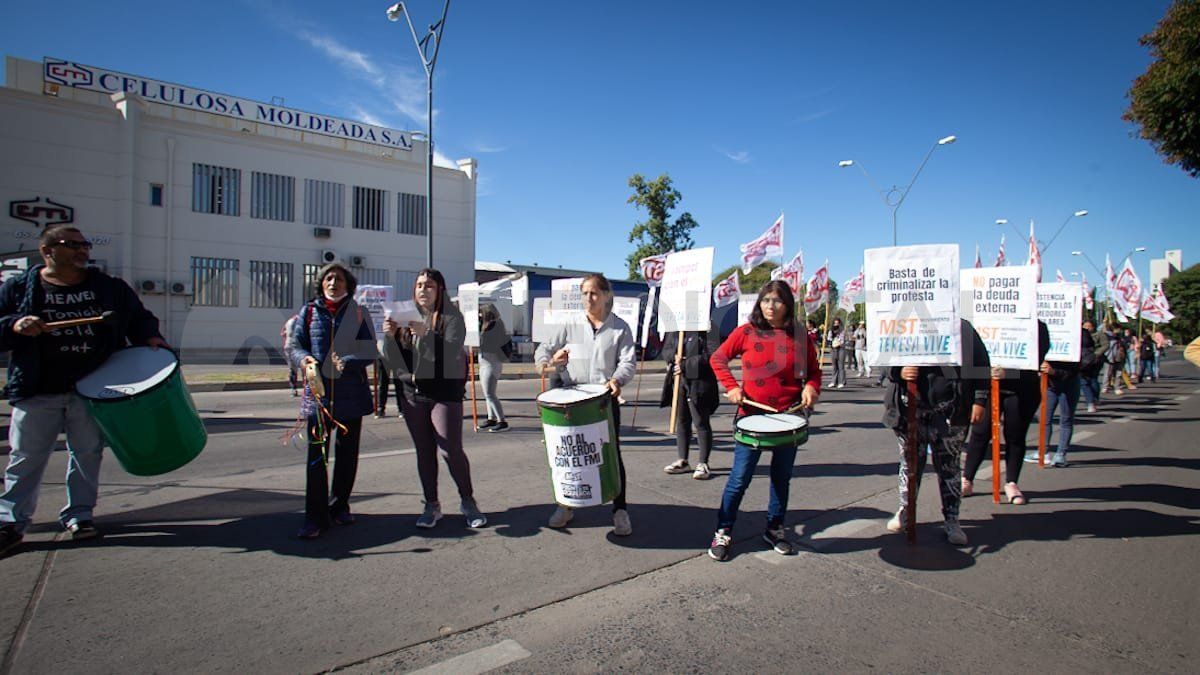 Con bombos y pancartas hicieron sentir sus reclamos en una de las avenidas troncales de la ciudad de Santa Fe