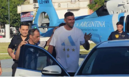 El Dibu Martínez apareció en helicóptero en un hospital y sorprendió a los médicos El Dibu Martínez apareció en helicóptero en un hospital y sorprendió a los médicos