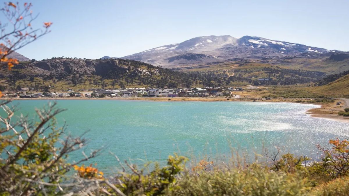 El volcán Copahue regala una caminata hasta su cráter con vistas panorámicas de la cordillera.