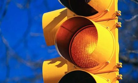 ¿Cruzar el semáforo en amarillo tiene multa? ¿Cruzar el semáforo en amarillo tiene multa?
