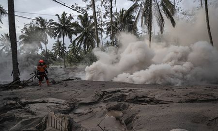 El volcán dejó al menos 11 pueblos del distrito de Lumajang cubiertos de ceniza volcánica, sumergió casas, mató ganado y forzó a 900 personas a cobijarse en mezquitas, escuelas y otros edificios públicos. El volcán dejó al menos 11 pueblos del distrito de Lumajang cubiertos de ceniza volcánica, sumergió casas, mató ganado y forzó a 900 personas a cobijarse en mezquitas, escuelas y otros edificios públicos.