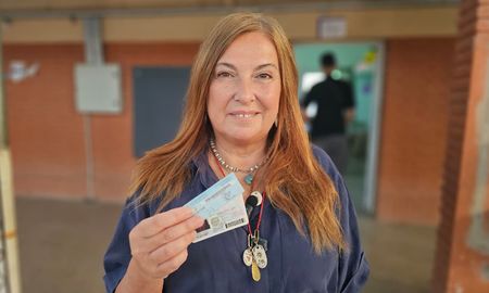La diputada provincial Celia Arena emitió su voto este domingo por la mañana en la Escuela Julio A. Roca, ubicada sobre la Ruta Provincial N°1, en Colastiné﻿.