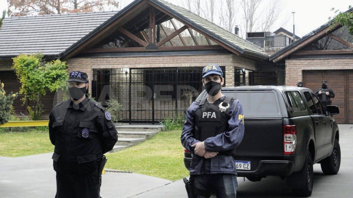 Agentes de PFA entraron a la casa de Segovia en busca de nuevas evidencias.
