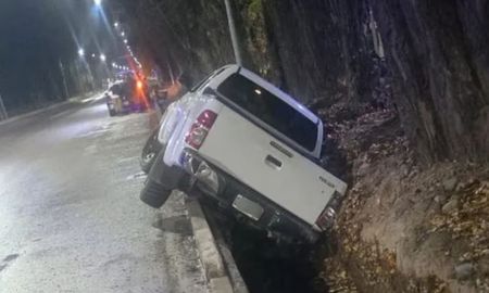 El accidente movilizó a bomberos y equipos de emergencia.