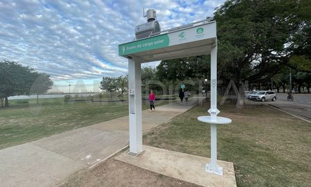 Situado en la Costanera Oeste frente al Parque de la Locomotora, podrá ser utilizado por todas las personas que transiten por allí. Situado en la Costanera Oeste frente al Parque de la Locomotora, podrá ser utilizado por todas las personas que transiten por allí.