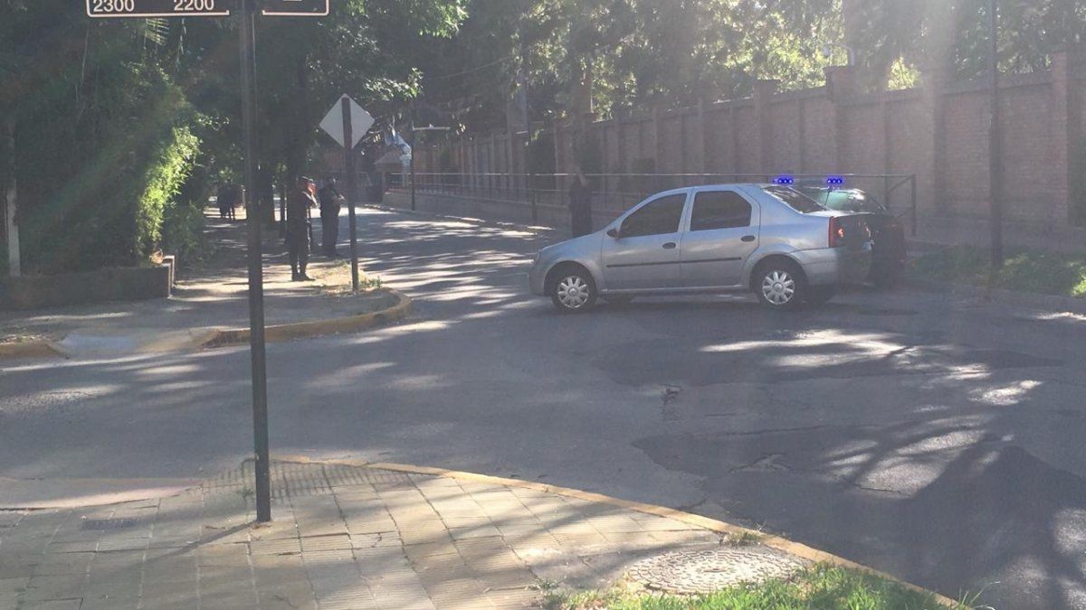 El hombre mostró un objeto cortante