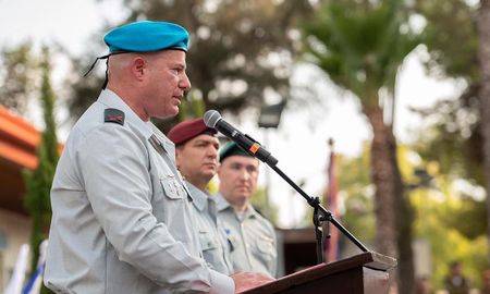 El general y vocero militar Hidai Zilberman dijo en conferencia de prensa que tres brigadas, formadas cada uno por entre cuatro y cinco batallones de unos 1.000 soldados cada uno, fueron enviados ya a la frontera con Gaza.