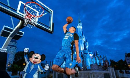 Si la temporada de la NBA se reanuda en Disney, los jugadores quieren llevar a un grupo de familiares para que les hagan compañía. Si la temporada de la NBA se reanuda en Disney, los jugadores quieren llevar a un grupo de familiares para que les hagan compañía.