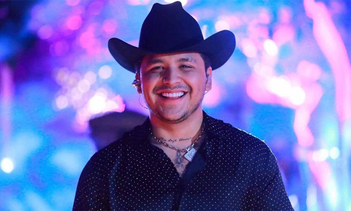 El cantante mexicano comenzó su show en Chihuahua cuatro horas después de lo acordado