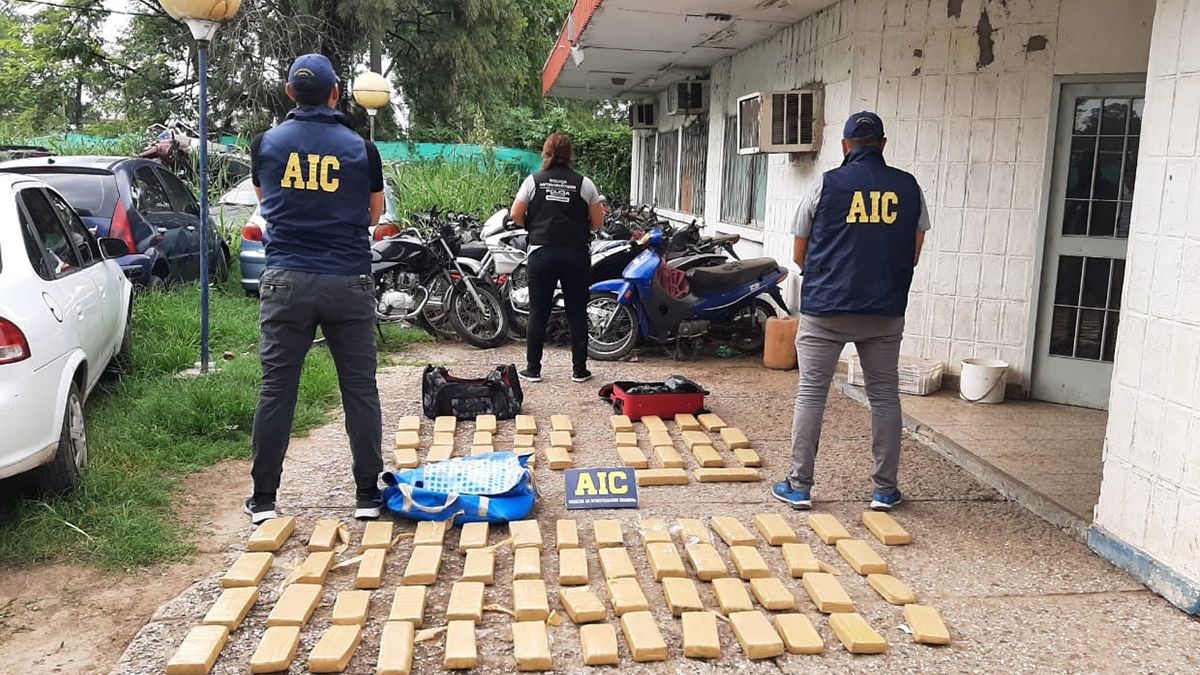 Más de 70 kilos de marihuana fueron secuestrados este jueves tras una persecución que comenzó en el centro de la ciudad y culminó en Barrio Villa del Parque. Además