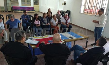 En el encuentro plantearon la necesidad de incrementar el patrullaje por las calles del barrio y de reforzar con móviles y personal a la Comisaría 5ta. En el encuentro plantearon la necesidad de incrementar el patrullaje por las calles del barrio y de reforzar con móviles y personal a la Comisaría 5ta.