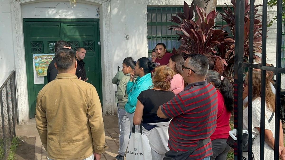 Padres reclamaron seguridad con un abrazo simbólico en la escuela Cao tras una seguidilla de robos en la institución del norte de la ciudad de Santa Fe.