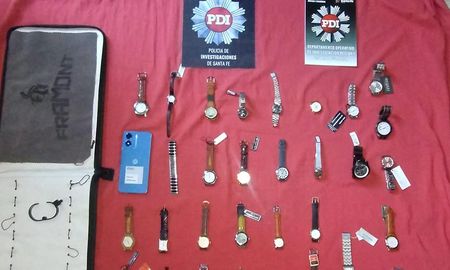 Parte de los relojes que los investigadores secuestraron en una de las casas allanadas. Parte de los relojes que los investigadores secuestraron en una de las casas allanadas.