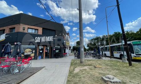 Violento robo express en pleno Aristóbulo del Valle: ingresó con casco, apuntó con un arma a la empleada y se llevó dinero y mercadería. Violento robo express en pleno Aristóbulo del Valle: ingresó con casco, apuntó con un arma a la empleada y se llevó dinero y mercadería.
