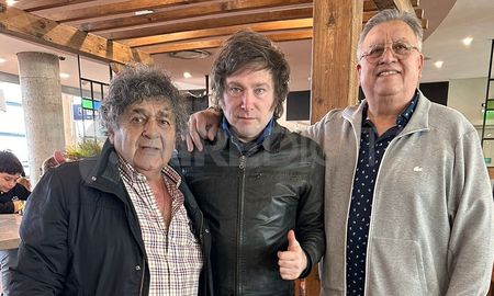 El encuentro entre Javier Milei y Los Palmeras se dio este sábado por la mañana en Aeroparque de la Ciudad de Buenos Aires. El encuentro entre Javier Milei y Los Palmeras se dio este sábado por la mañana en Aeroparque de la Ciudad de Buenos Aires.