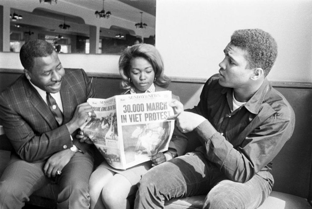 En esta foto, tomada el 28 de marzo de 1966 en Toronto, Canadá, Muhammad Ali (que era campeón mundial desde el 25 de febrero de 1964) señala el título principal del diario local Sunday News (“30.000 marchan en protesta contra Vietnam”), y mostró que no era el único que se oponía a esta guerra. Ese mismo año, el Ejército de Estados Unidos modificó sus tests de admisión, lo declaró “apto” y lo llamó a las filas.