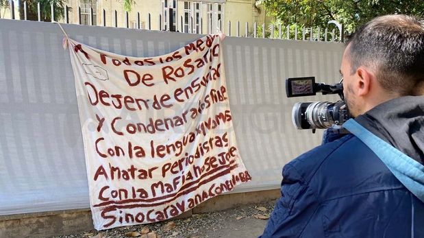 A todos los medios de Rosario, dejen de ensuciar y condenar a los pibes con la lengua porque vamos a matar periodistas. Con la mafia no se jode. Si no de caravana con el Noba, dice el cartel narco.