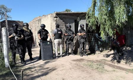 La Policía de Investigaciones en Josefina detuvo a dos hombres y secuestró cocaína, dinero en efectivo, un arma de fuego y elementos vinculados al narcomenudeo. La Policía de Investigaciones en Josefina detuvo a dos hombres y secuestró cocaína, dinero en efectivo, un arma de fuego y elementos vinculados al narcomenudeo.