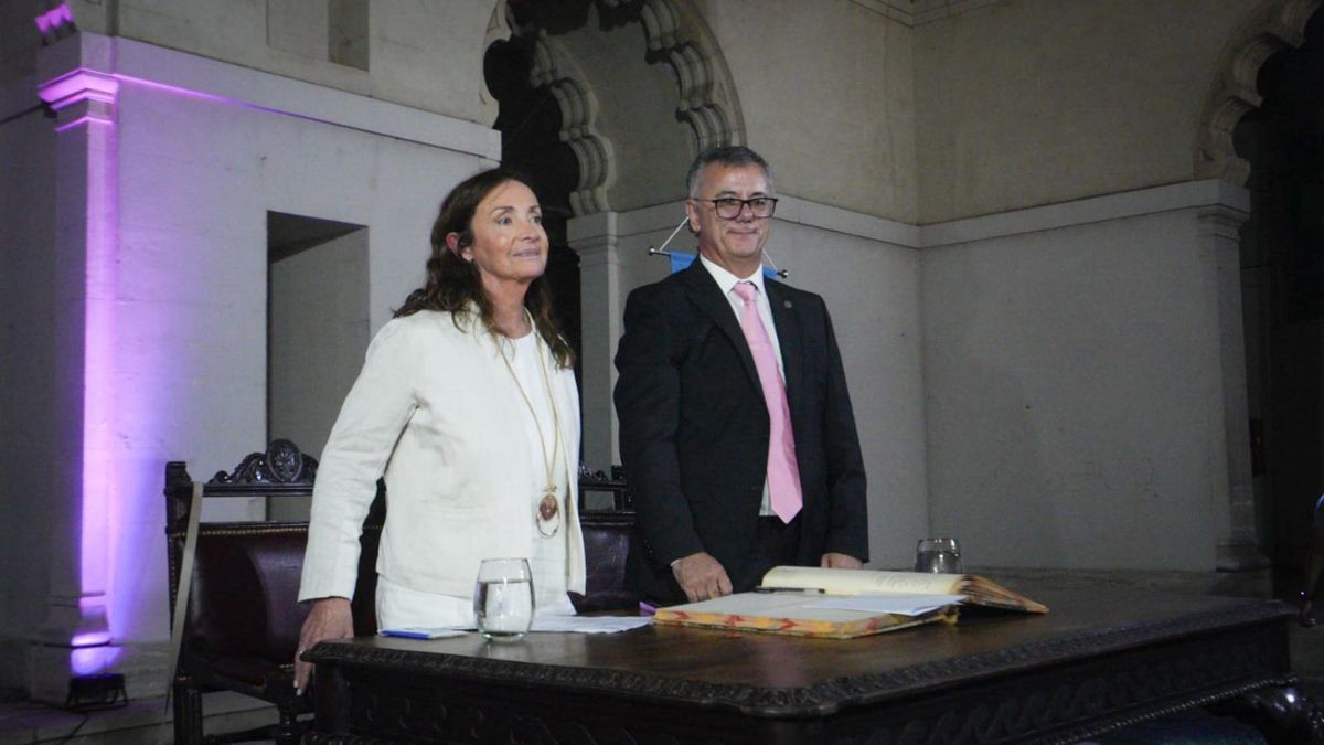 El acto concluyó con la entonación del himno de la Universidad Nacional del Litoral por parte de las autoridades universitarias y miembros de la comunidad académica.