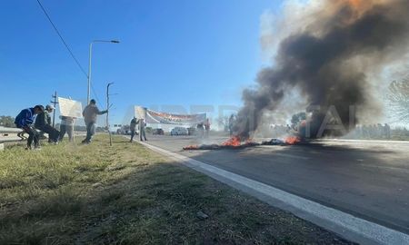 Integrantes de la comunidad realizaron un corte de tránsito que expuso la disputa por el terreno.