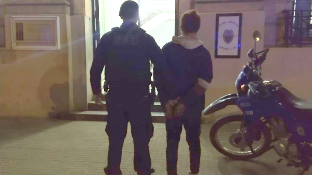 El intruso fue detenido en Candido Pujato al 3.400 tras intentar ingresar a un departamento a través de un balcón.