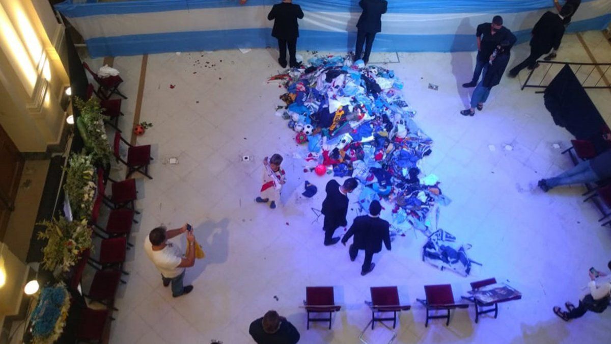 La despedida de Diego Maradona se desbordó y tuvieron que reitrar el cuerpo de Casa Rosada.visibility