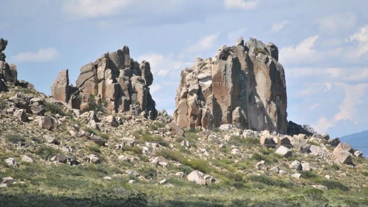 Los Riscos Bayos de Loncopué sorprenden con sus formaciones rocosas y leyendas de duendes.