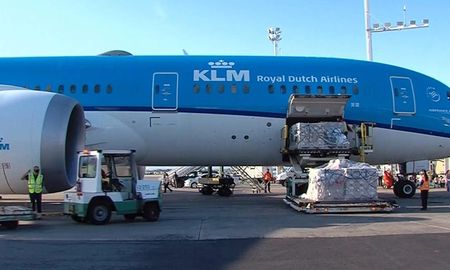 La llegada se transmitió en vivo a través de los medios oficiales de Casa Rosada. Las dosis de AstraZeneca-Oxford fueron transportadas en un avión de la aerolínea holandesa KLM. La llegada se transmitió en vivo a través de los medios oficiales de Casa Rosada. Las dosis de AstraZeneca-Oxford fueron transportadas en un avión de la aerolínea holandesa KLM.