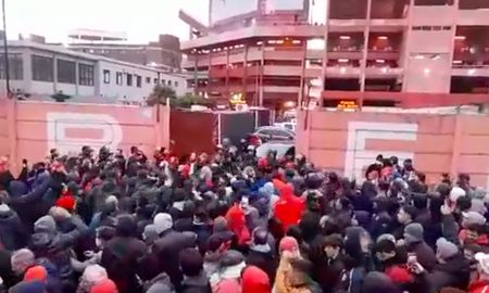 Cientos de aficionados se volcaron a protestar y pedir elecciones. Intentaron de ingresar al playón de estacionamiento, frente al vestuario local. Cientos de aficionados se volcaron a protestar y pedir elecciones. Intentaron de ingresar al playón de estacionamiento, frente al vestuario local.