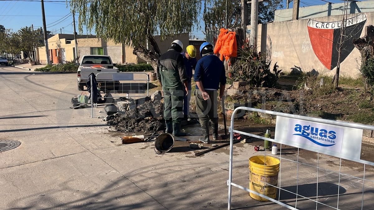 Actualmente, una empresa tercerizada, está reparando la avería de un caño en la zona. Actualmente, una empresa tercerizada, está reparando la avería de un caño en la zona.
