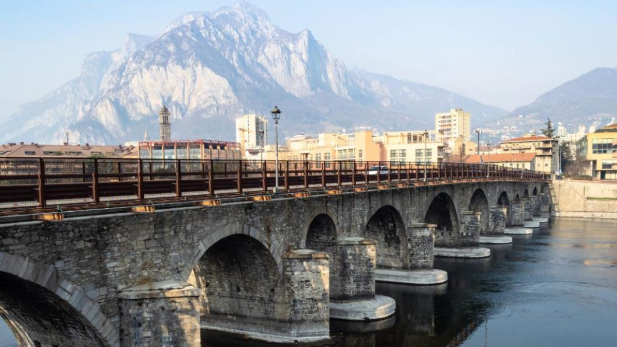 Puente Ponte Azzone Visconti en la ciudad de Lecco. Puente Ponte Azzone Visconti en la ciudad de Lecco.