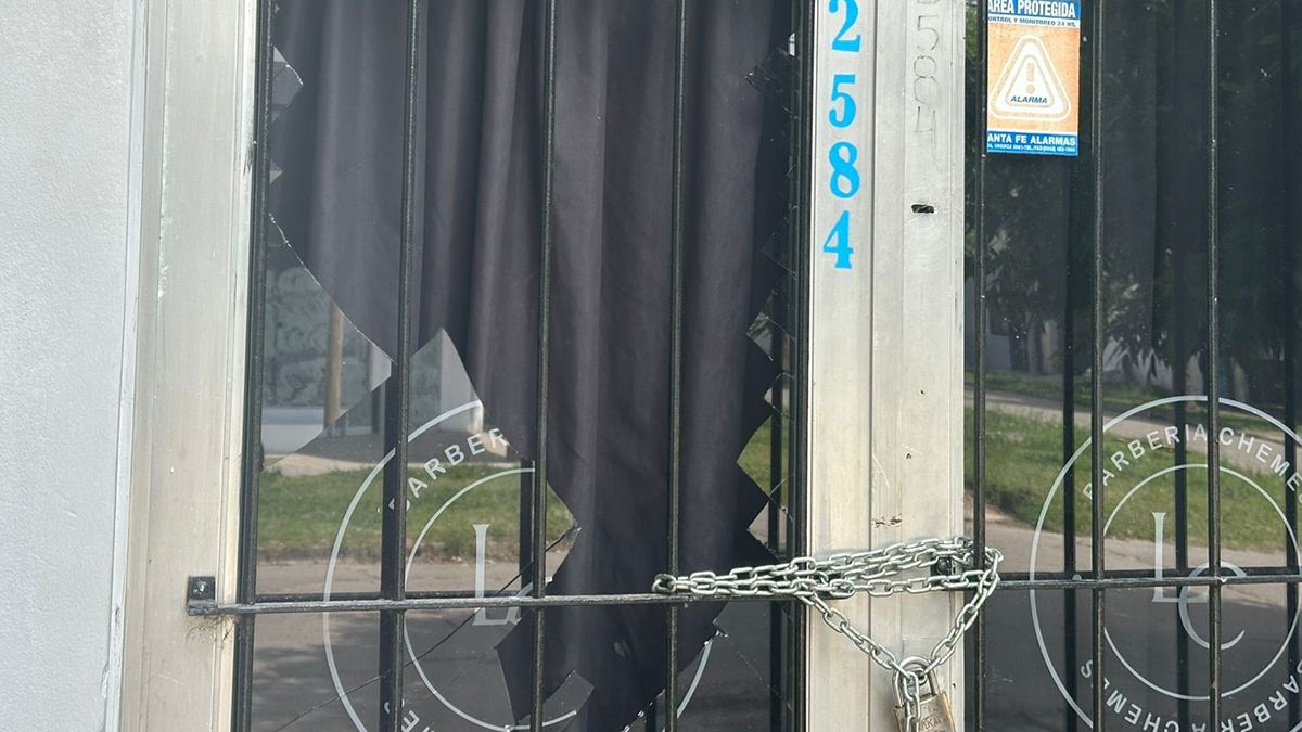 La puerta de ingreso al local se encontraba este sábado con un vidrio roto. La puerta de ingreso al local se encontraba este sábado con un vidrio roto.