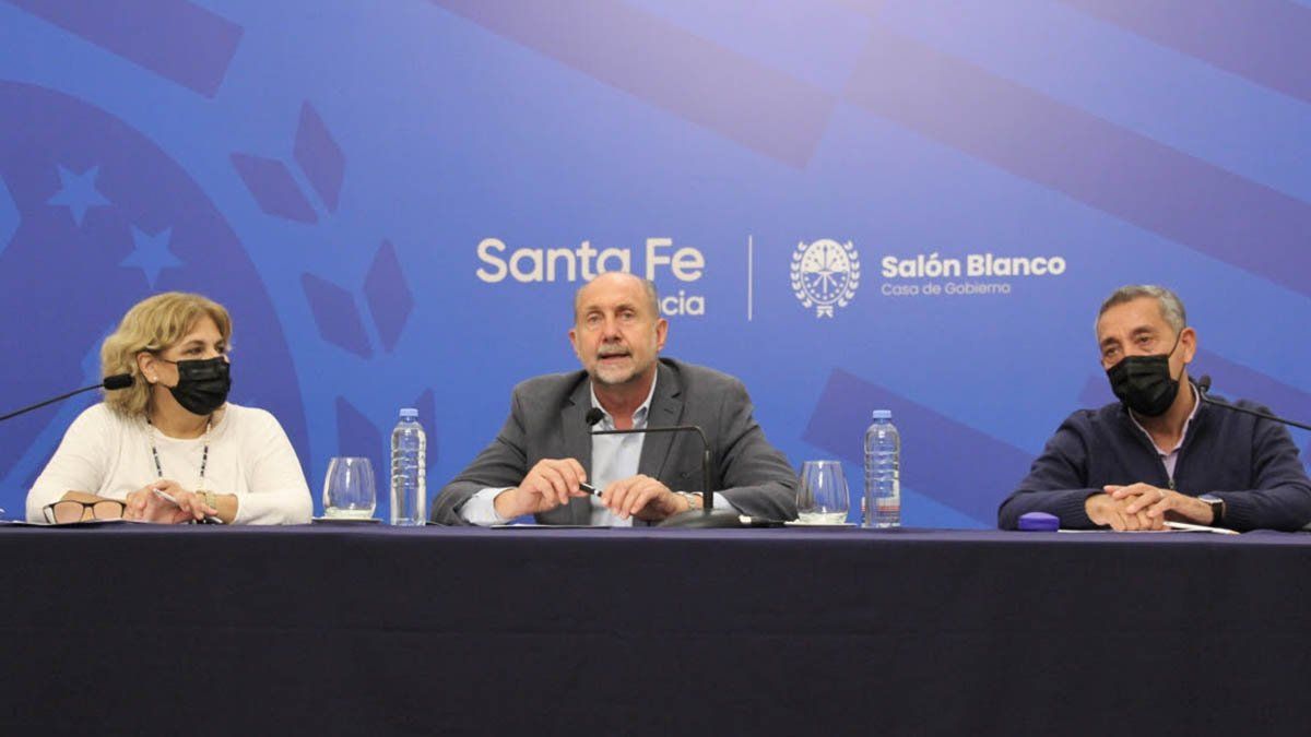 El gobernador solicitó que “nadie deje de cumplir con las otras vacunas, más allá de las propias del Covid. Hoy tenemos 40 casos positivos por semana y una positividad del 7 por ciento. Esta es la secuencia que se está dando. Si la situación vuelve a dispararse, volveremos a solicitar el compromiso de la población nuevamente”.