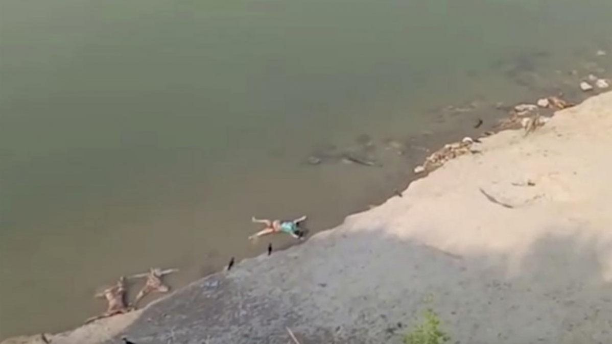 Decenas de cadáveres han sido hallados flotando en el río Ganges en momentos en que el coronavirus acecha al país.