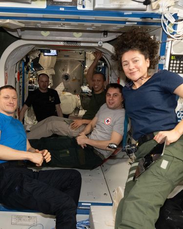 Seis de los siete miembros de la tripulación de la Expedición 74 posan juntos para un retrato a bordo de la Estación Espacial Internacional. Seis de los siete miembros de la tripulación de la Expedición 74 posan juntos para un retrato a bordo de la Estación Espacial Internacional.