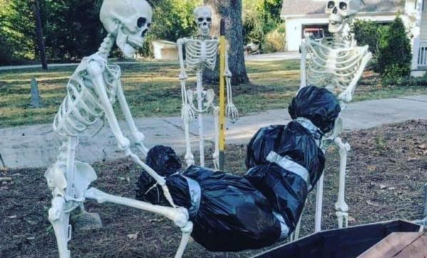 Mexicana decoró con ‘embolsados’ su patio por Halloween en EEUU