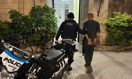 Un hombre de 33 años fue aprehendido por merodear con un arma blanca la zona de barrio Mariano Comas. Un hombre de 33 años fue aprehendido por merodear con un arma blanca la zona de barrio Mariano Comas.