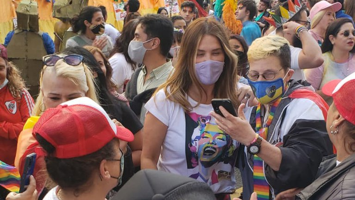 Nazarena Vélez fue elegida para encabezar una carroza del colectivo EnRedadas.