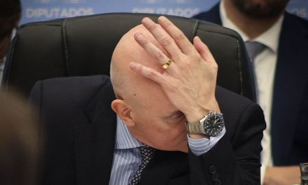 En un nuevo revés para la estrategia electoral de La Libertad Avanza, la Junta Electoral Nacional rechazó el pedido del oficialismo para reimprimir los afiches. En un nuevo revés para la estrategia electoral de La Libertad Avanza, la Junta Electoral Nacional rechazó el pedido del oficialismo para reimprimir los afiches.