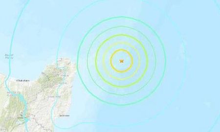El Centro de Alertas de Tsunamis advirtió que podrían ocurrir olas de tsunamis en 300 kilómetros a la redonda del epicentro. El Centro de Alertas de Tsunamis advirtió que podrían ocurrir olas de tsunamis en 300 kilómetros a la redonda del epicentro.
